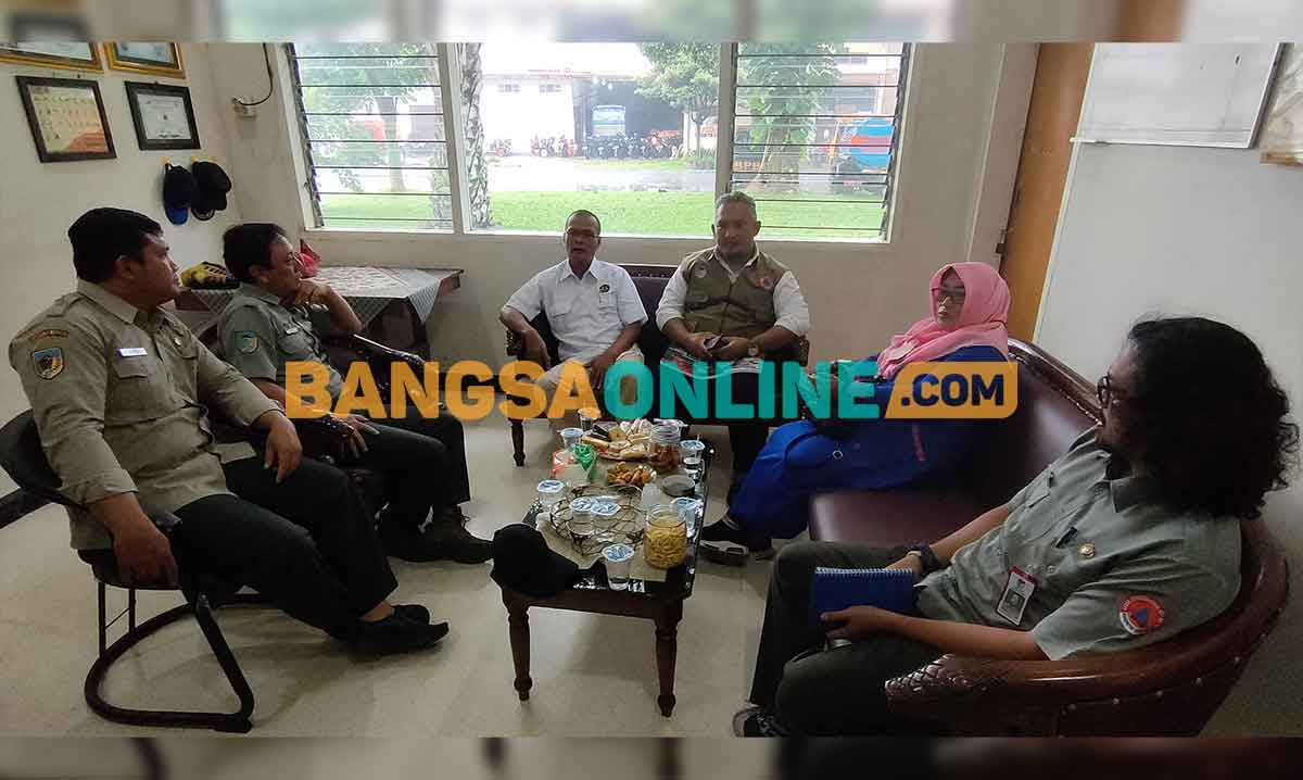 Suasana diskusi untuk mencari solusi pengurangan rIsiko bencana akibat letusan Gunung Kelud di Kantor BPBD Kabupaten Kediri. Foto: MUJI HARJITA/ BANGSAONLINE