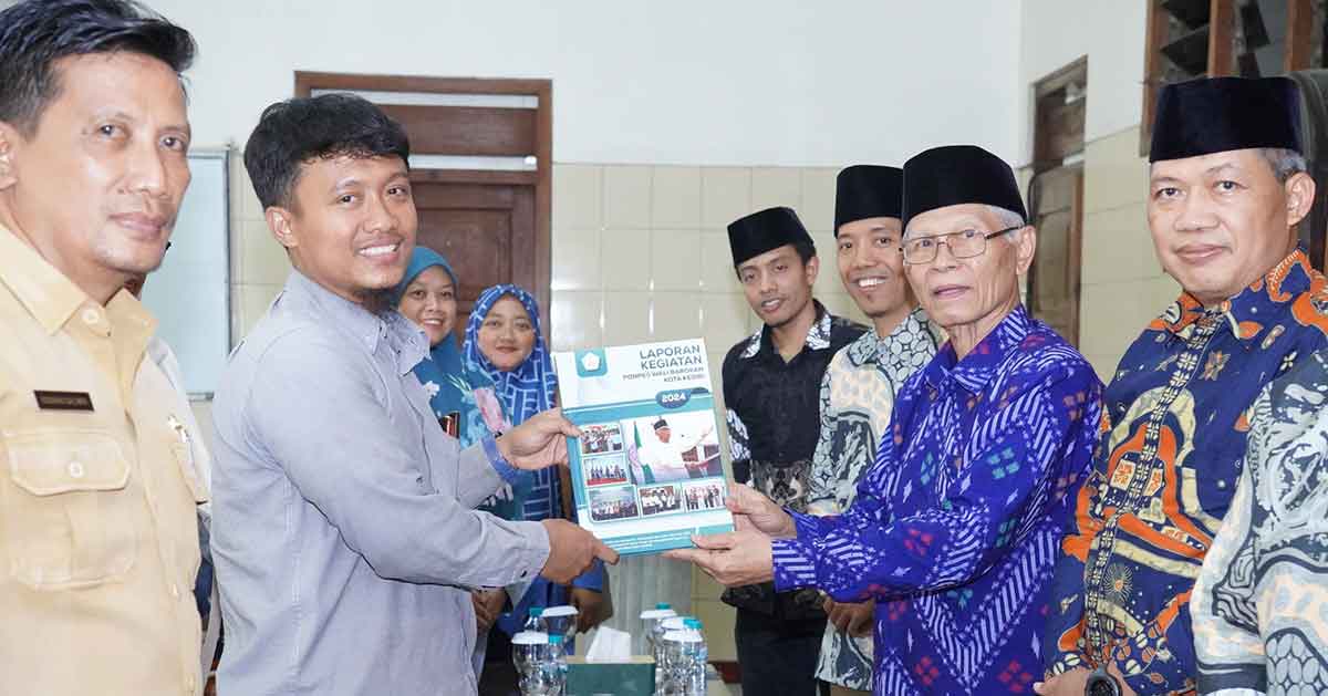 Ketua Ponpes Wali Barokah Kediri, H. Sunarto, saat menyerahkan laporan kegiatan kepada perwakilan DLH Jatim. Foto: Ist