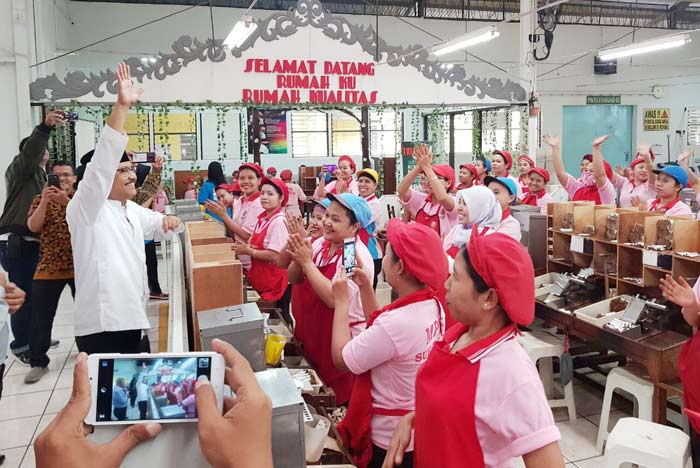Ribuan Buruh Pasuruan Nyanyikan 