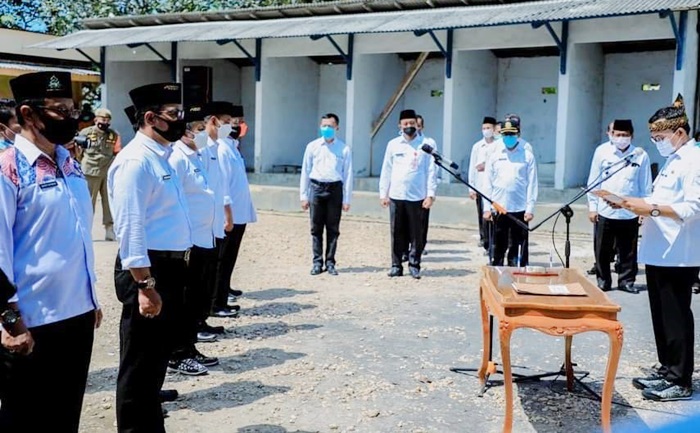 Bupati Pamekasan saat melantik 7 pejabat di pelataran Makam Pangeran Ronggosukowati.