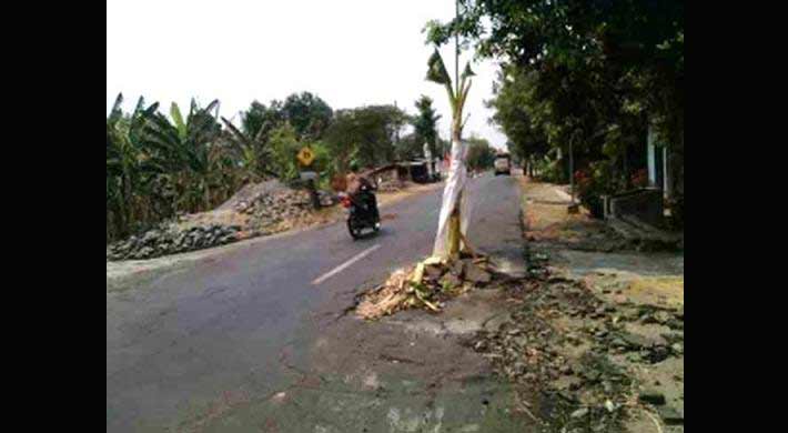 Kondisi jalan raya milik Provinsi Jatim seperti ini sangat banyak yang ada di wilayah Kabupaten Mojokerto. foto: gunadhi/ BANGSAONLINE