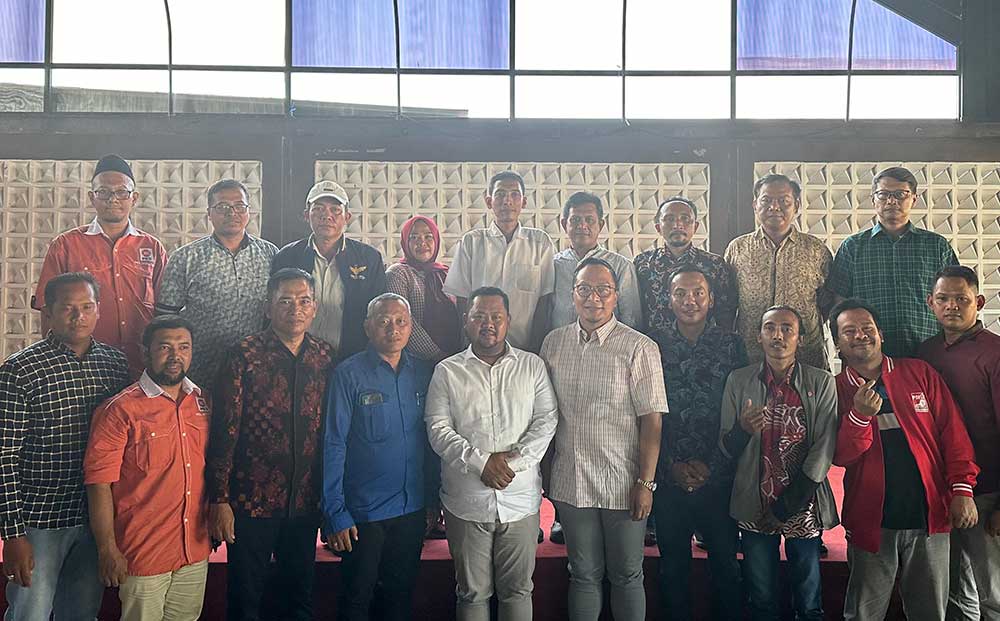Pasangan Yani-Alif (enam dan lima dari kanan) saat menerima dukungan dari pimpinan 9 parpol nonparlemen. Foto: Ist.