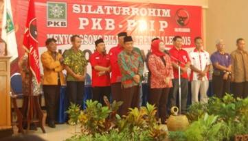 Kholik dan Sri Rahayu didampingi lima pengurus parpol pendukung. (Herman Subagyo/BANGSAONLINE)