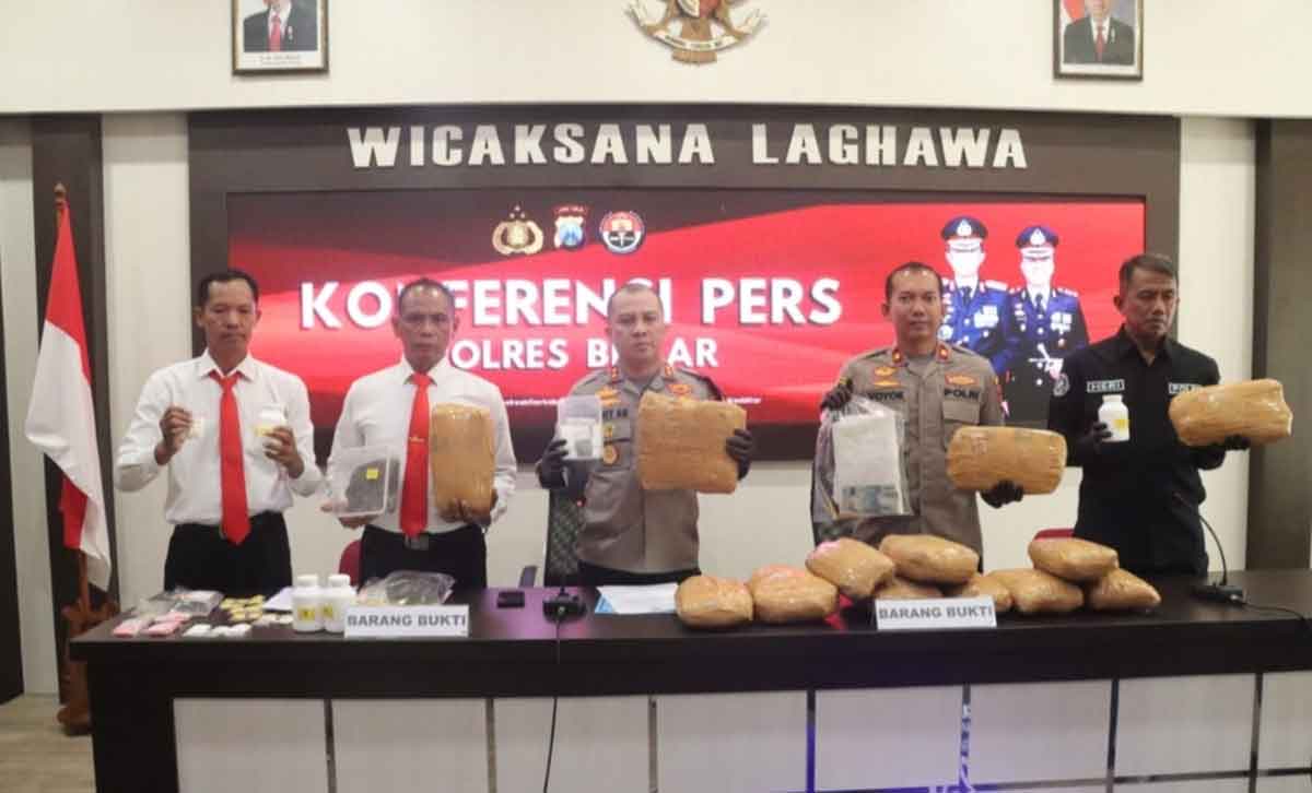 Konferensi pers terkait ungkap kasus narkoba di Mapolres Blitar.