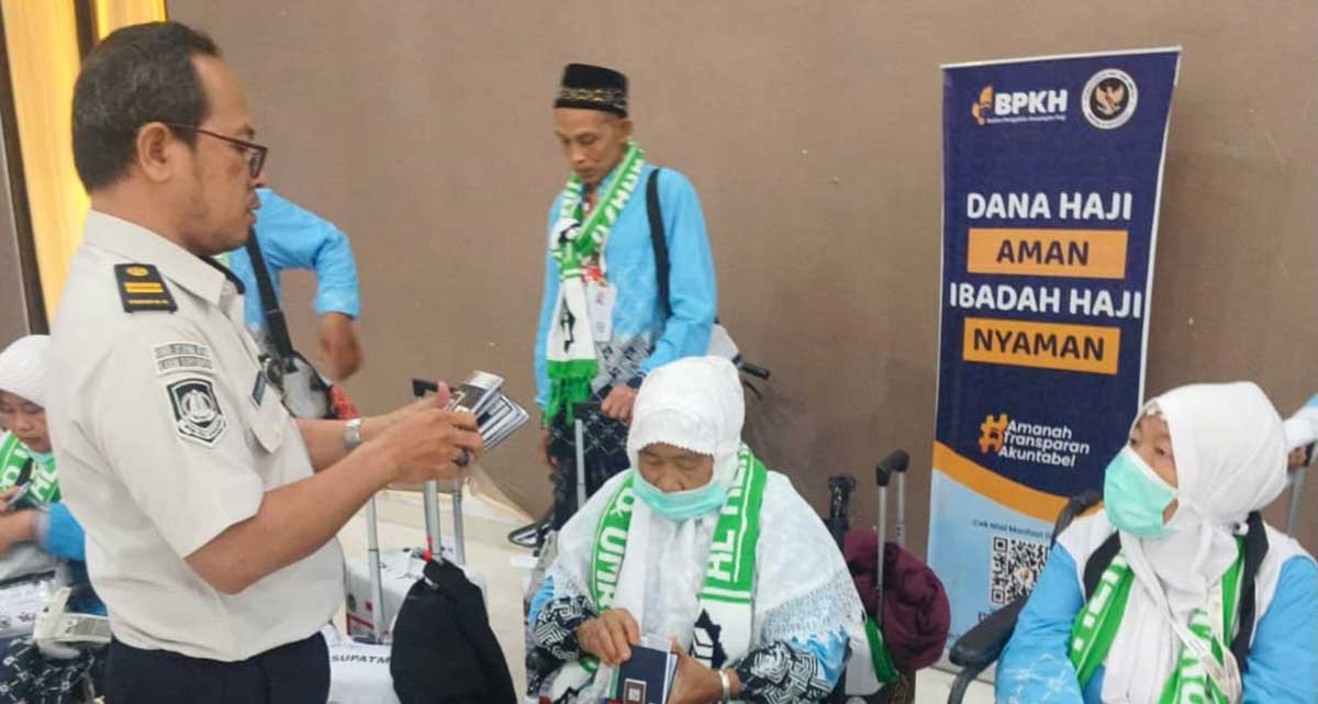 Petugas Imigrasi Surabaya ketika memberikan pelayanan Makkah Route. Foto: Ist