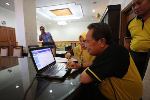 Wali Kota Mojokerto Masud Yunus ketika coba lapor SPT online sendiri. foto:yudi eko purnomo/BANGSAONLINE