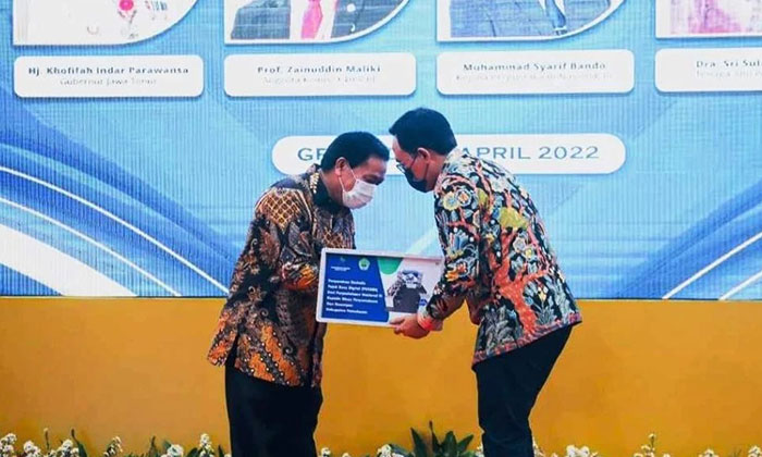 Bupati Pamekasan, Baddrut Tamam, saat menerima penghargaan Pocadi dari Kepala Perpustakaan Nasional Republik Indonesia.