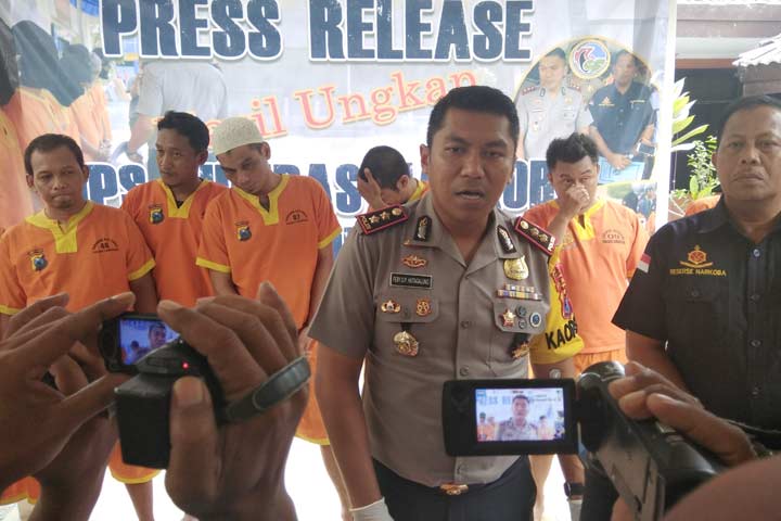 Kapolres Lamongan AKBP Feby Hutagalung memberikan keterangan terkait hasil Ops Tumpas Narkoba di Mapolres Lamongan.