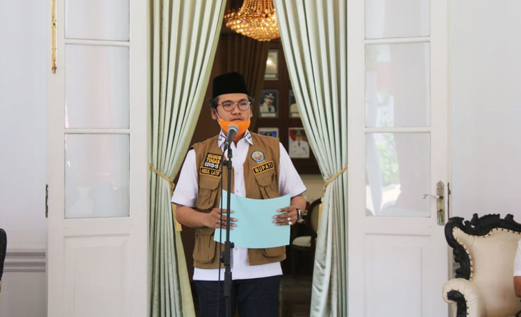 Bupati Bangkalan Abdul Latif Imron Amin saat memberikan penjelasan soal penyaluran BLT DD.