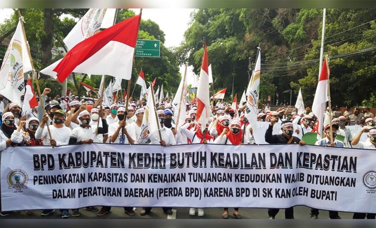 Aksi demo anggota BPD se-Kabupaten Kediri di depan Kantor DPRD, Kamis (3/9). foto: MUJI HARJITA/ BANGSAONLINE