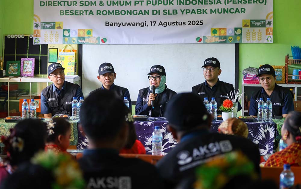 Direktur SDM & Umum PT Pupuk Indonesia (Persero), Tina T Kemala Intan saat membuka program AKSI di Desa Sumbersewu, Kecamatan Muncar, Kabupaten Banyuwangi. Foto: Ist.
