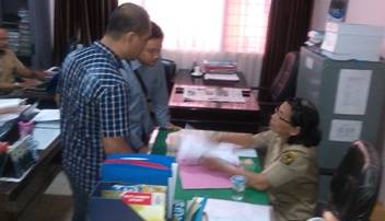 Fauzi mantan anggota Satpol PP saat menyerahkan surat pengaduan ke DPRD dan diterima bagian umum sekretariatan. (arif kurniawan/BANGSAONLINE)