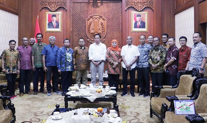 Gubernur Jatim Khofifah Indar Parawansa saat menerima audiensi dari Pengurus PWI dan SIWO Jatim di Gedung Negara Grahadi Surabaya, Kamis (6/2).