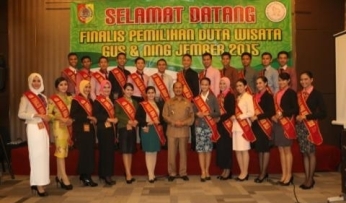 Bupati MZA Djalal foto bersama finalis Gus dan Ning. (Yudi/BANGSAONLINE)