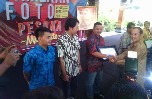 Penghargaan Rois pada fotografer muda. foto: yudi eko purnomo/ BANGSAONLINE