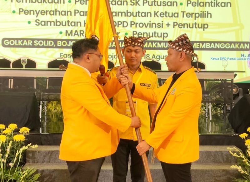 Eko Wahyudi, Anggota Komisi IV DPR RI (kiri) menyerahkan bendera Golkar kepada Ahmad Supriyanto
