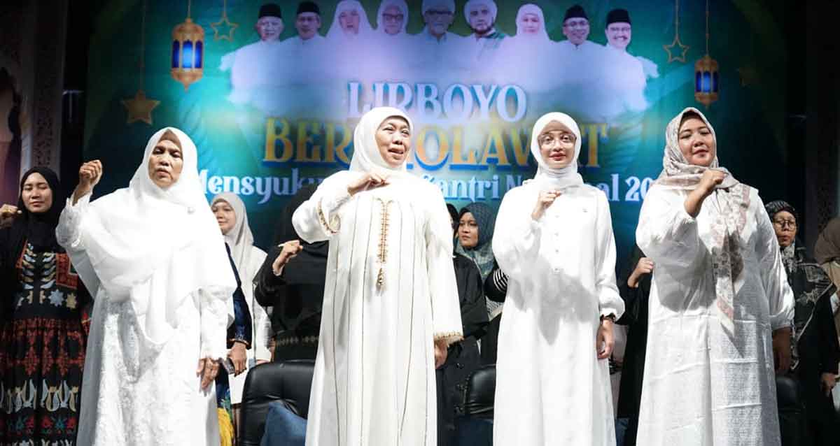Gubernur Khofifah bersama Wali Kota Kediri di acara Lirboyo bersholawat. Foto: Ist