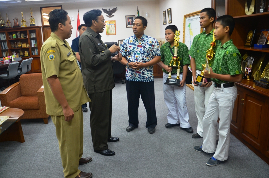 Bupati Gresik, Sambari Halim Radianto saat menemui tiga siswa MTs Tarbiyatul Wathon. foto: Syuhud/HARIAN BANGSA.