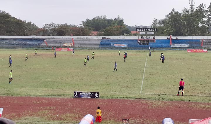 Final Turnamen Sepak Bola Bupati Cup I yang mempertemukan PS Blimbingsari Kecamatan Sooko vs Trowulan FC dari Kecamatan Trowulan di lapangan sepak bola Gelora Gajah Mada, Minggu (5/1/20) sore.