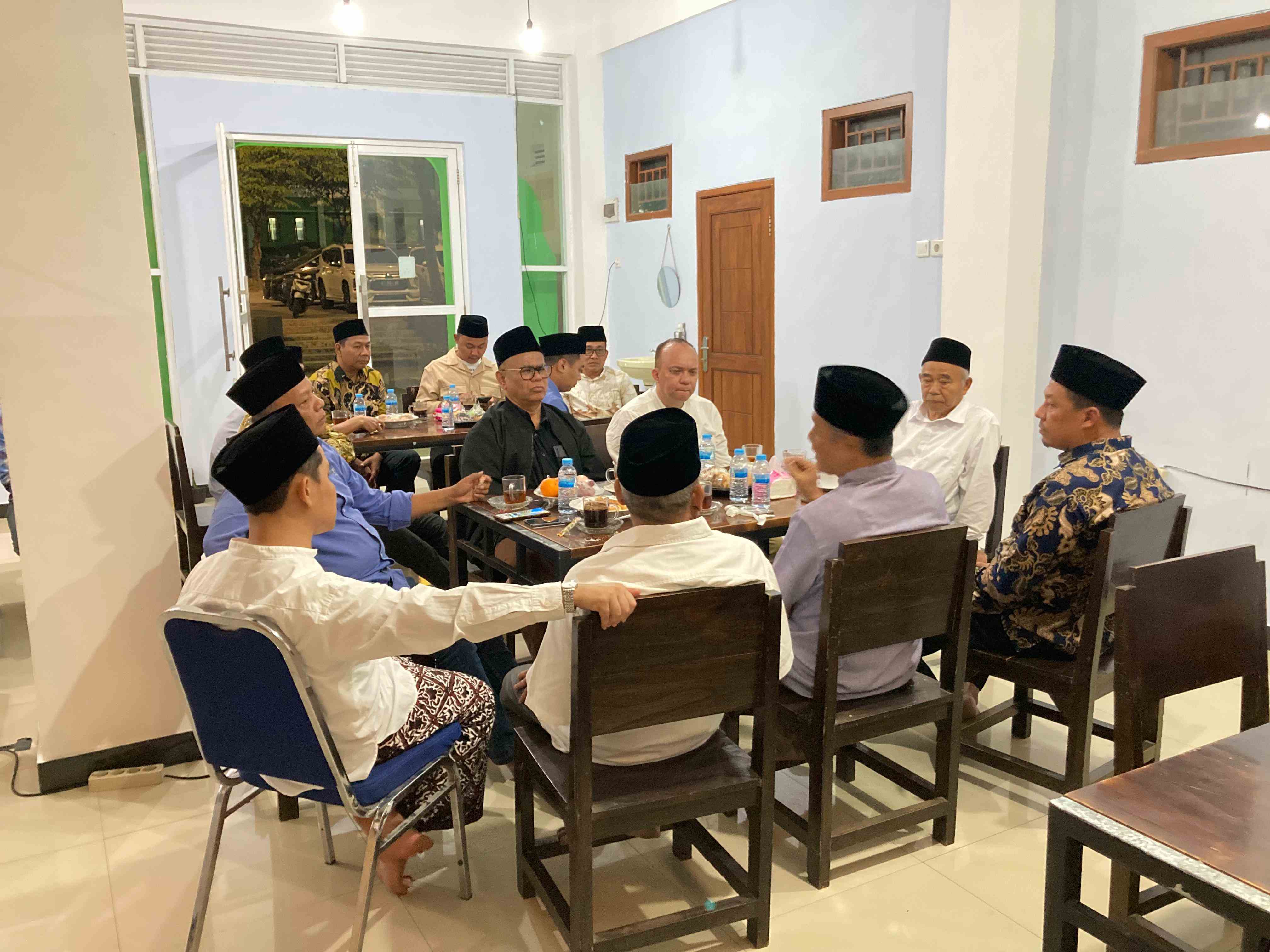 Achmad Rubaie (baju hitam) saat rapat konsolidasi dengan para pimpinan partai politik pendukung Gus Barra yang juga dihadiri Prof Dr KH Asep Saifuddin Chalim, MA dan Gus Barra Kafe Universitas KH. Abdul Chalim (UAC) Mojokerto, Kamis (30/5/2024). Foto: M. Sulthon Neagara/ BANGSAONLINE