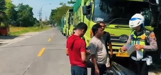 Anggota Satlantas Polres Bangkalan saat melakukan penilangan terhadap truk yang parkir sembarangan