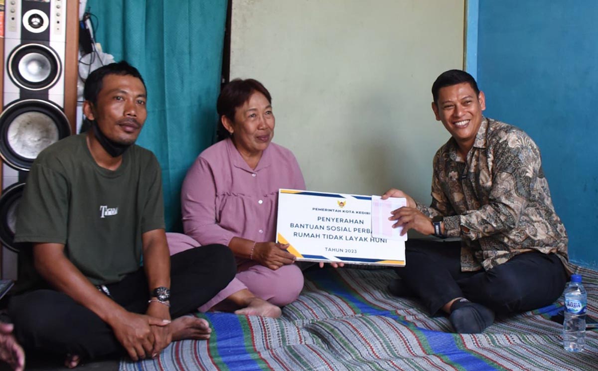 Wali Kota Kediri Serahkan Bansos Perbaikan RTLH di Kampung Dalem dan Singonegaran