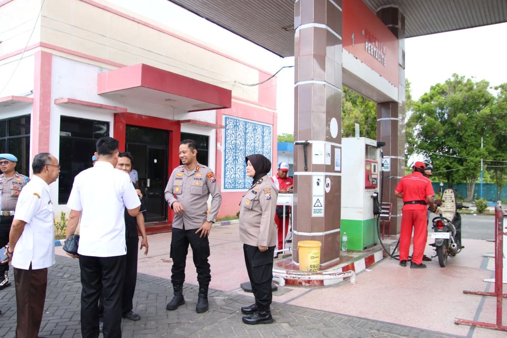 Kapolres Sumenep AKBP Anang Hardiyanto (dua dari kanan, red) saat sidak SPBU 