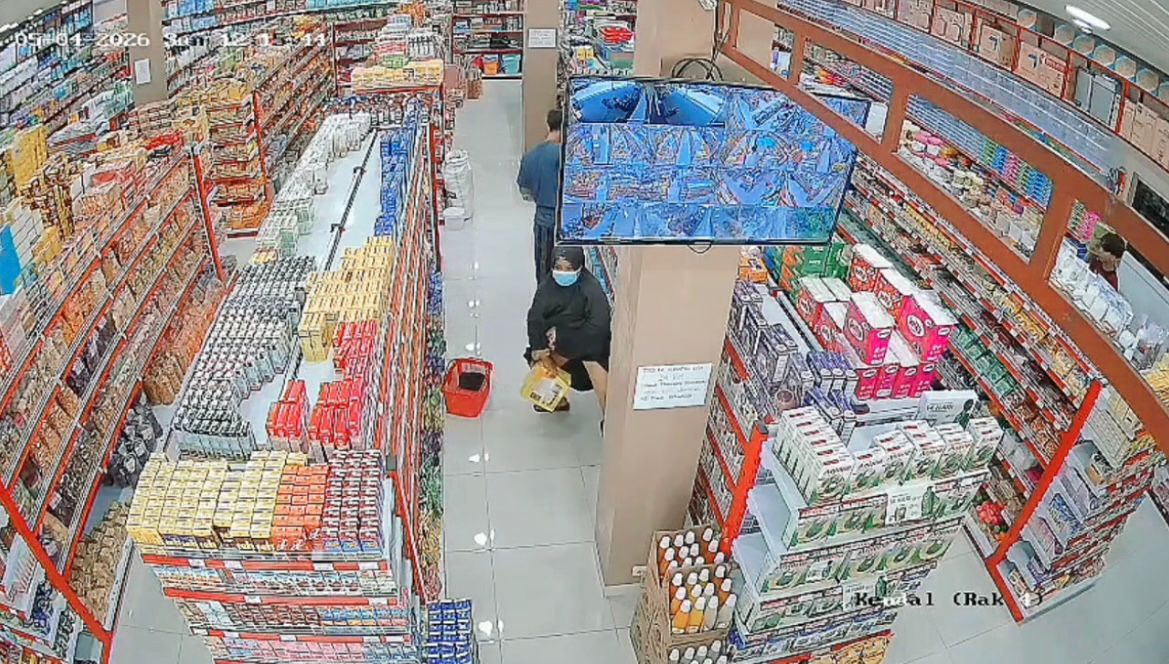 Tangkapan layar CCTV detik-detik saat pelaku melancarkan aksinya