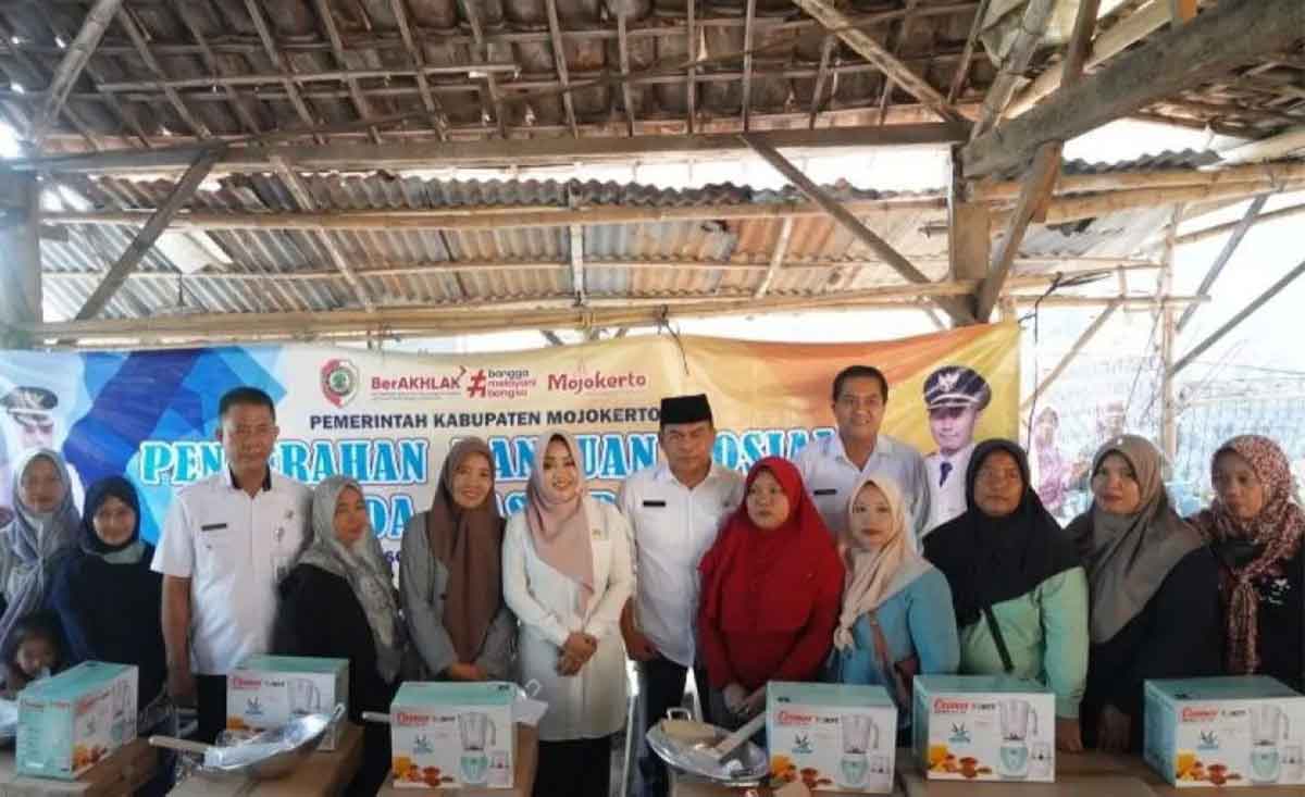 Bupati Mojokerto, Ikfina Fahmawati, saat memberikan bantuan kepada pelaku usaha tata boga di Kecamatan Mojosari.