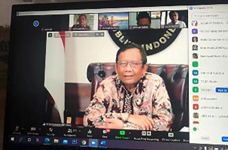 Mahfud MD saat jadi keynote speaker dalam webinar Tadarus Demokrasi, Relasi Agama, dan Demokrasi, yang diselenggarakan oleh MMD Initiative, Jakarta, Sabtu (17/4). foto: ist.