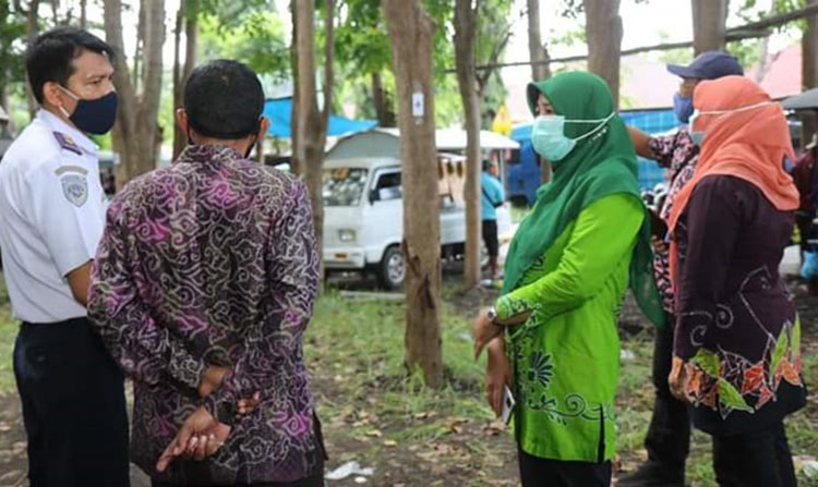 Pemkot Probolinggo merelokasi puluhan pedagang kaki lima (PKL) di Jalan Supriyadi (belakang pabrik tekstil PT Eratex Djaja) ke lokasi Ruang Terbuka Hijau (RTH) Kelurahan Pilang, Rabu (23/12/2020). (foto: ist)