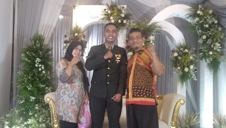 Fachry Firmansyah saat melangsukan resepsi pernikahan di rumah orang tuanya. 