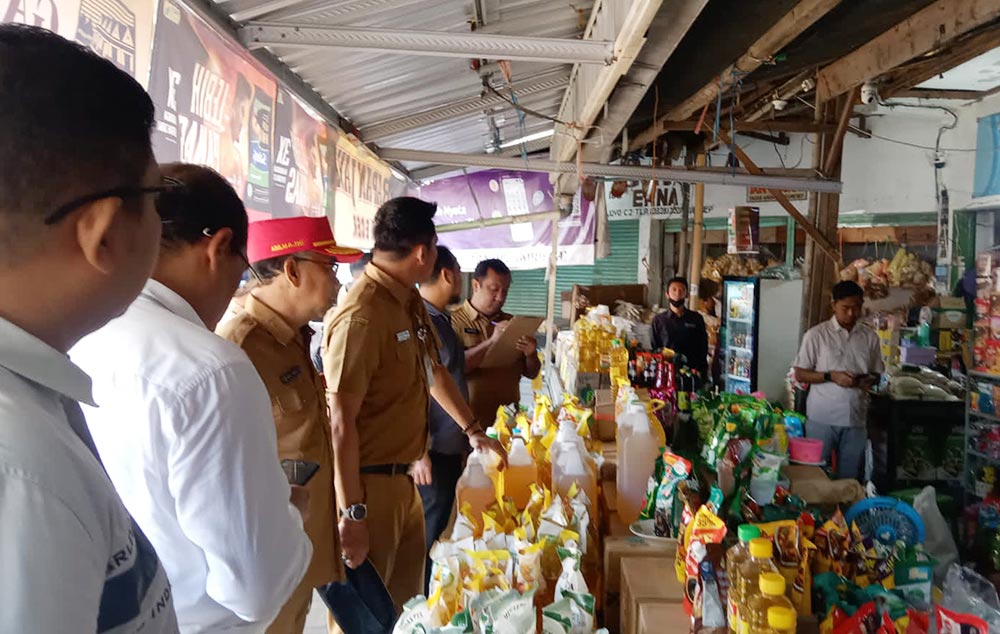 TPID bersama Tim BPS Kabupaten Sumenep saat melakukan sidak harga bahan pokok di Pasar Anom Sumenep, Selasa (23/12/2025).