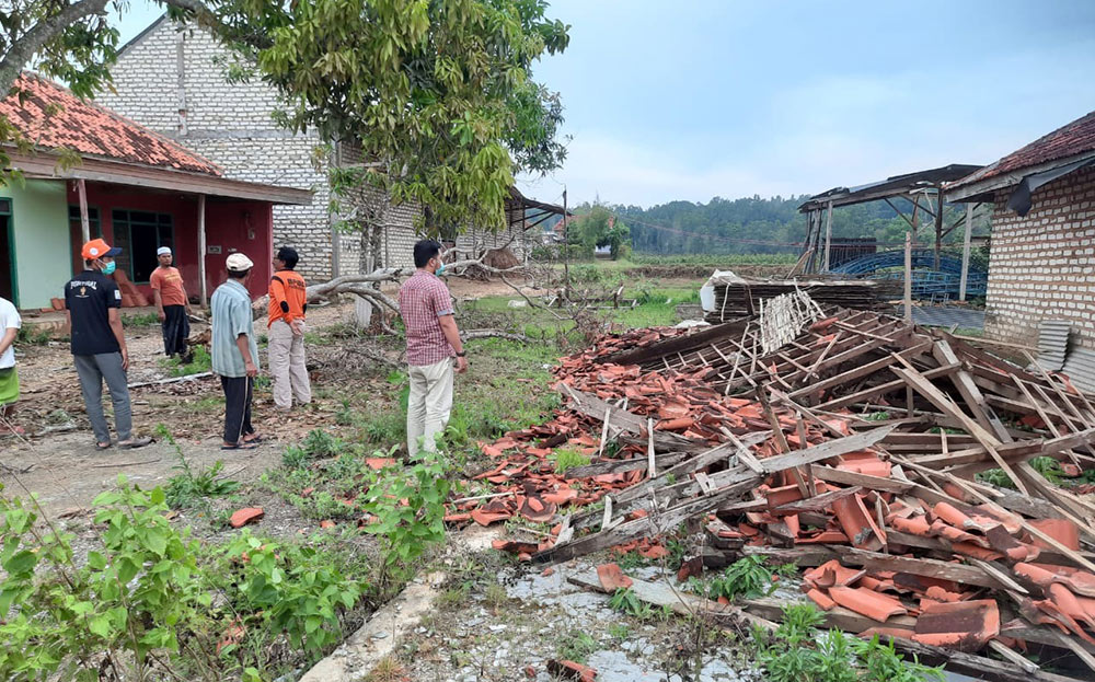 Salah satu bangunan dapur yang ambruk usai diterjang hujan deras dan angin kencang di Pegantenan, Pamekasan.
