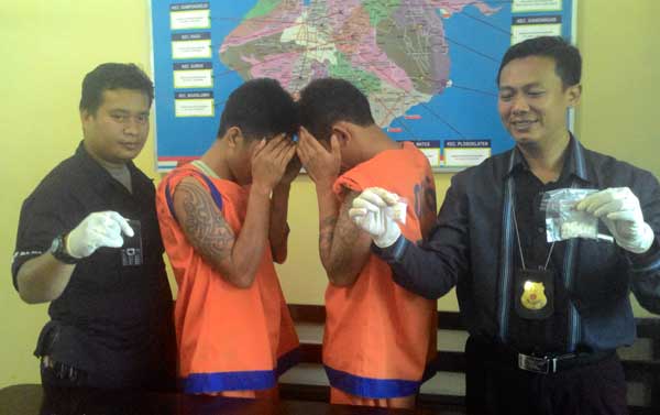 Kedua tersangka bersama barang bukti saat diamankan di Mapolres Kediri. foto: dendi martoni/BANGSAONLINE