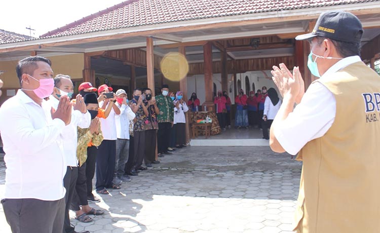 Kehadiran Bupati Mojokerto di Kampung Tangguh disambut warga desa.