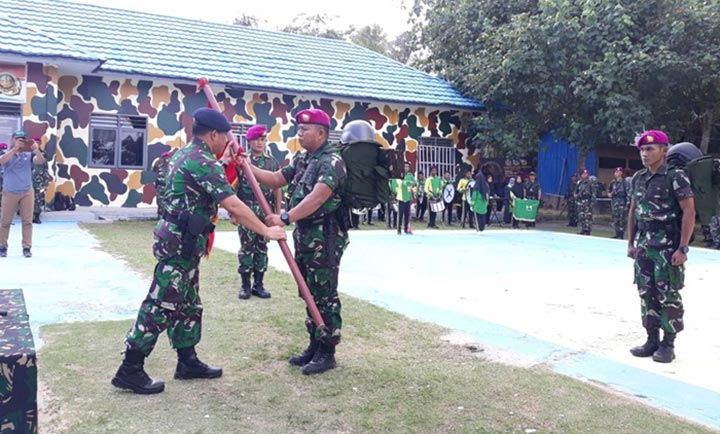 Danguspurla Koarmada II Laksma Rahmat Eko Raharjo, memimpin serah terima Tugas Pengamanan kepada satgas baru di Posko Taktis Satgas Ambalat, Sebatik, Selasa (10/12).
