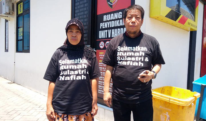 Nafiah, salah satu janda yang lapor ke Satreskrim Polresta Sidoarjo bersama kuasa hukumnya, Fury.