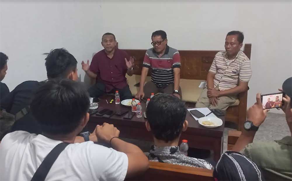 Pembina YKWP PNI Mojokerto periode lama saat memberikan keterangan pers.