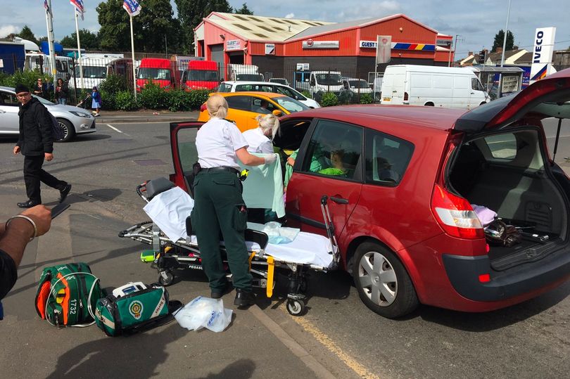Tim paramedis menyelamatkan ibu di kursi kemudi, usai melahirkan. foto: mirror.co.uk