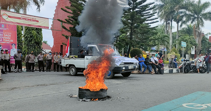 Suasana saat demo dari puluhan aktivis yang diwarnai dengan bakar ban di depan Kantor Cabang Dinas Pendidikan Jatim Wilayah Kediri. Foto: MUJI HARJITA/ BANGSAONLINE