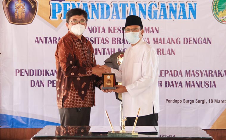 Wali Kota Pasuruan Saifullah Yusuf dan Wakil Rektor IV Universitas Brawijaya Prof. Dr. Sasmito Djati, M.S. bertukar cinderamata.