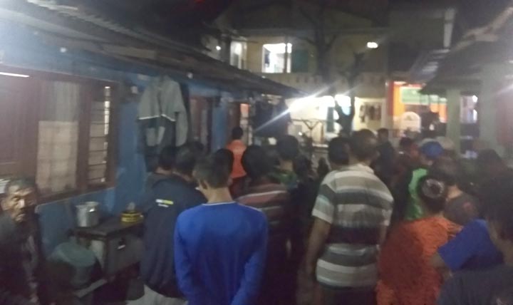 Warga yang penasaran berkerumun di depan kos korban, Desa Keboan Sikep RT 04 RW 03, Kecamatan Gedangan, Sidoarjo.