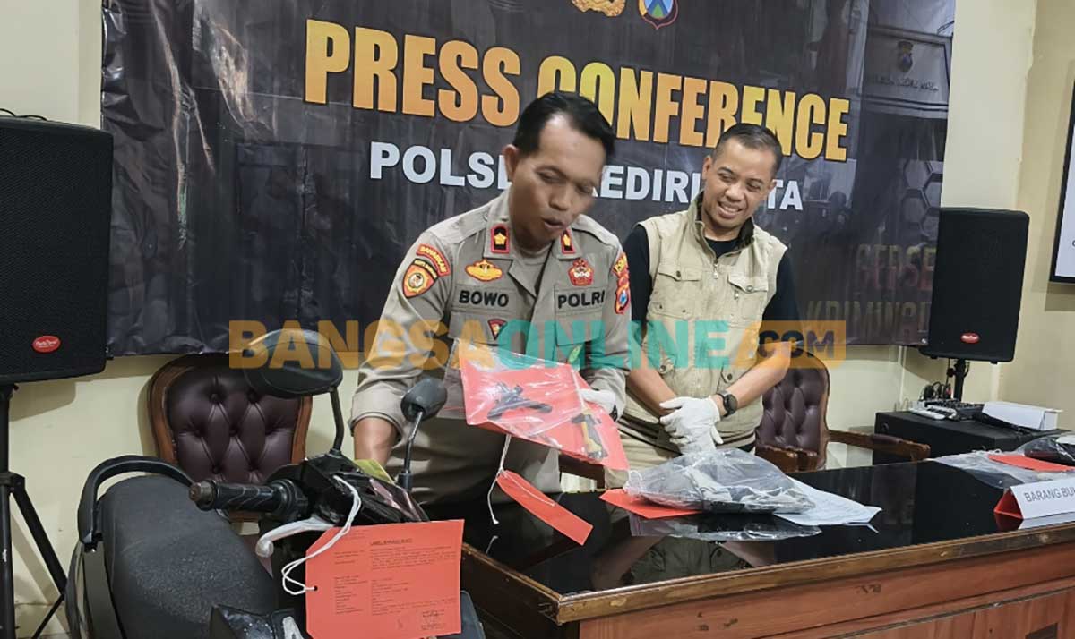 Kapolsek Kediri Kota, Kompol Bowo Wicaksono, saat menunjukkan barang bukti dari kasus curanmor atau pencurian kendaraan bermotor di wilayah hukumnya. Foto: MUJI HARJITA/BANGSAONLINE