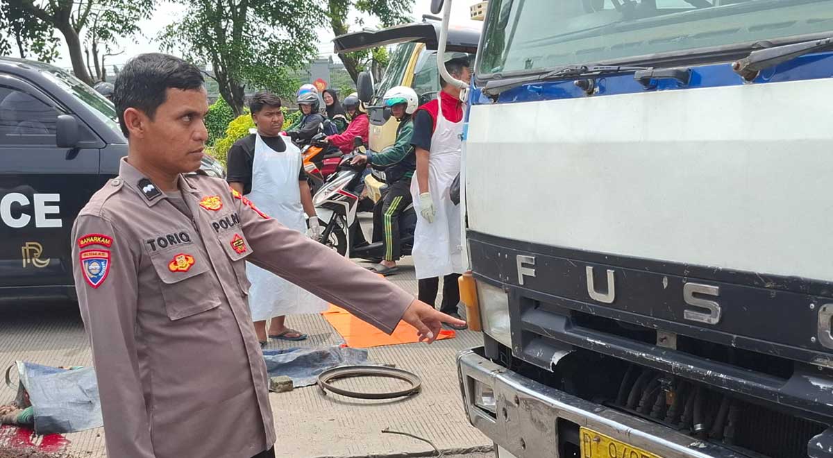 Polisi ketika berada di TKP tewasnya tukang tambal ban akibat lepasnya pengunci pelek truk di Sidoarjo.