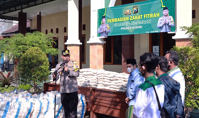 Suasana saat pembagian zakat fitrah di Mapolres Kediri. Foto: Ist