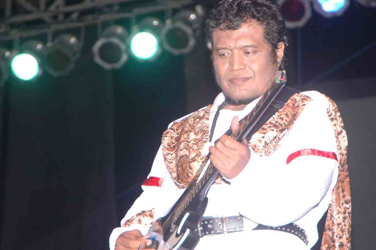 Penampilan Rhoma Irama palsu, Surya Aka, di atas panggung. Foto: ist