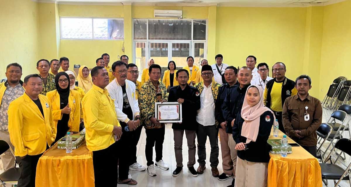 Ketua DPD Golkar Gresik, Wongso Negoro, bersama pengurus ketika menerima Ketua KPU Gresik, Ahmad Taufik, saat sosialisasi pembenahan sipol. Foto: Ist