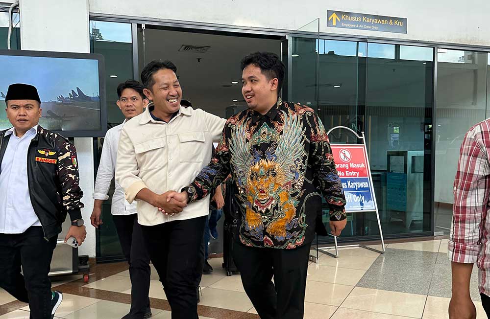 Ali Mannagalli saat menyambut Gus Addin di Bandara Juanda.