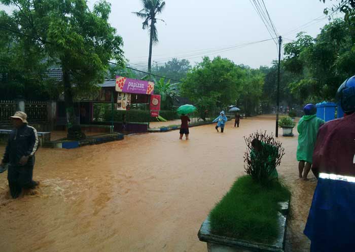 Ruas jalan di depan Dinas Perikanan yang tertutup banjir. foto: YUNIARDI S/ BANGSAONLINE
